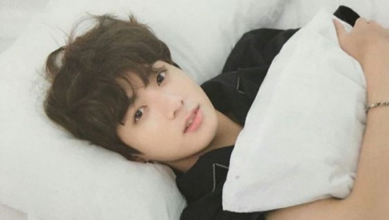 fotos de Jungkook de BTS en la cama