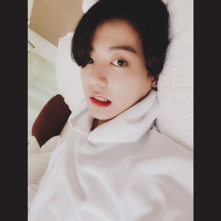 fotos de Jungkook de BTS en la cama