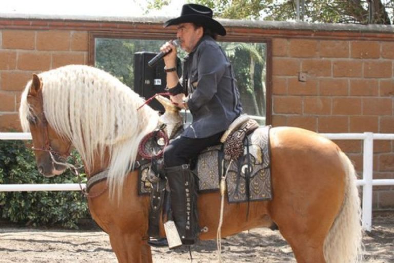 Conoce el nombre de los caballos que acompañaron a Joan Sebastian en cada jaripeo