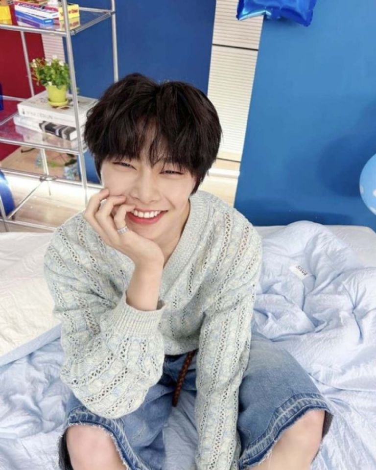 Estas fotos bonitas de IN sonriendo hace que sea el más hermoso de Stray Kids 