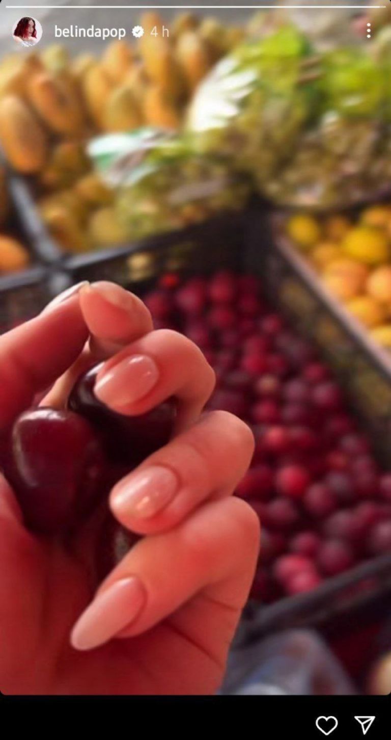 Belinda sube a sus stories de Instagram un video comprando fruta en la calle