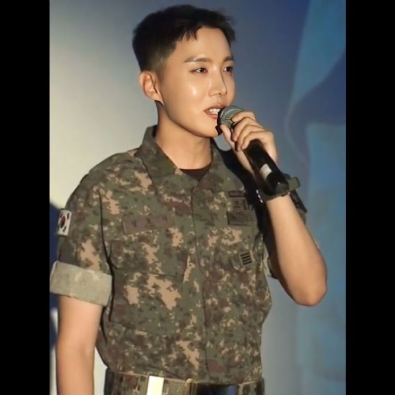 jhope bts fotos traje militar 