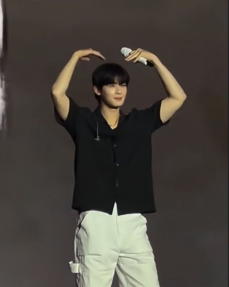 Cha Eun Woo haciendo corazón