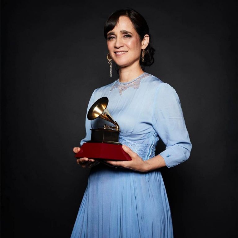 cual es la nacionalidad de julieta venegas