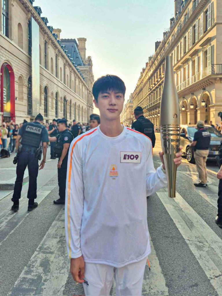 Jin de BTS portó la antorcha olímpica en los Juegos Olímpicos París 2024