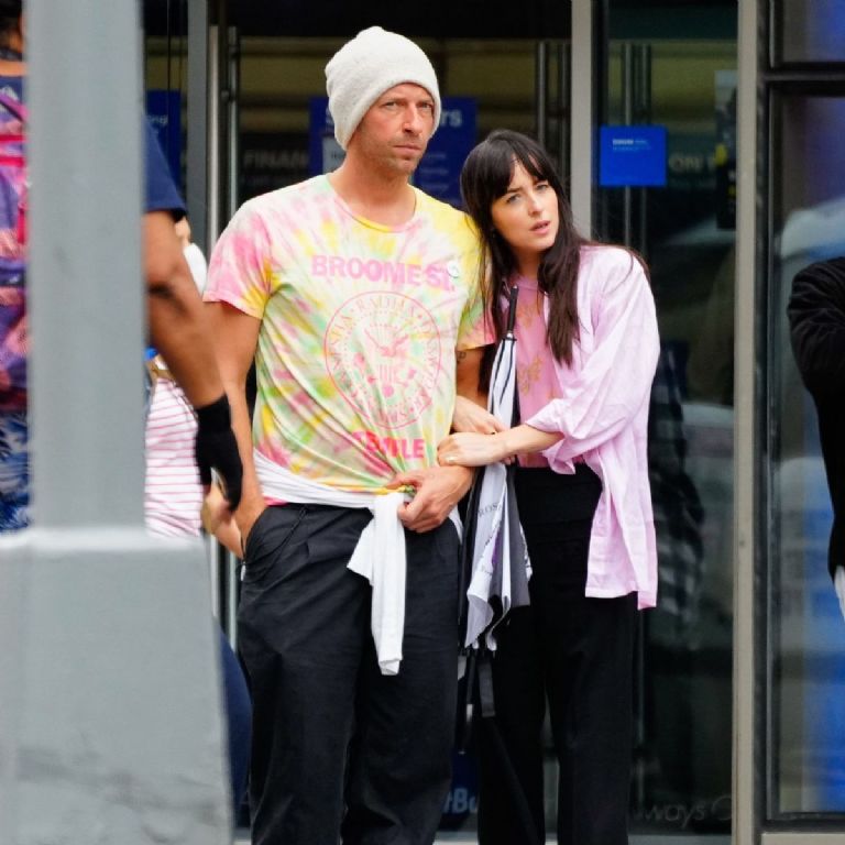 por que terminaron chris martin y dakota johnson