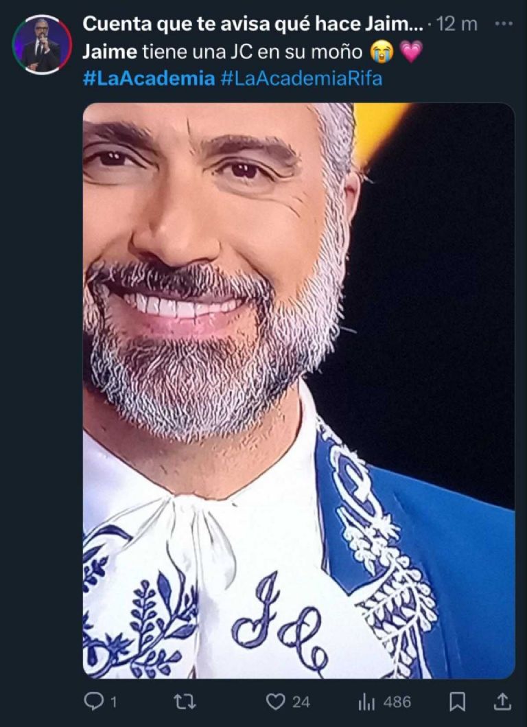 Jaime Camil vestido de charro en La academia