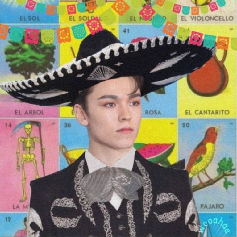 Photocards para el Día de la Independencia de idols vestidos de charro o mariachi