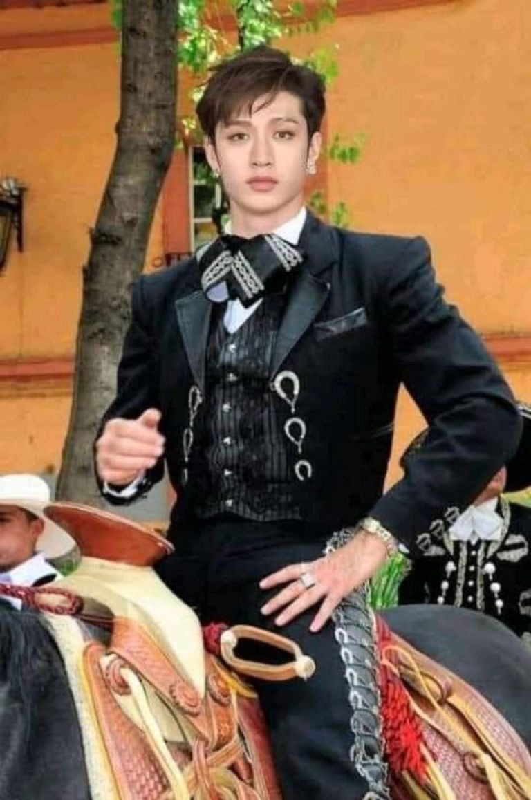 Idols vestidos de charros o mariachi para hacer photocards este Día de la Independencia