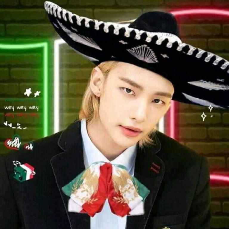 Fotos de idols vestidos de mariachi y charros para photocards del día de la independencia