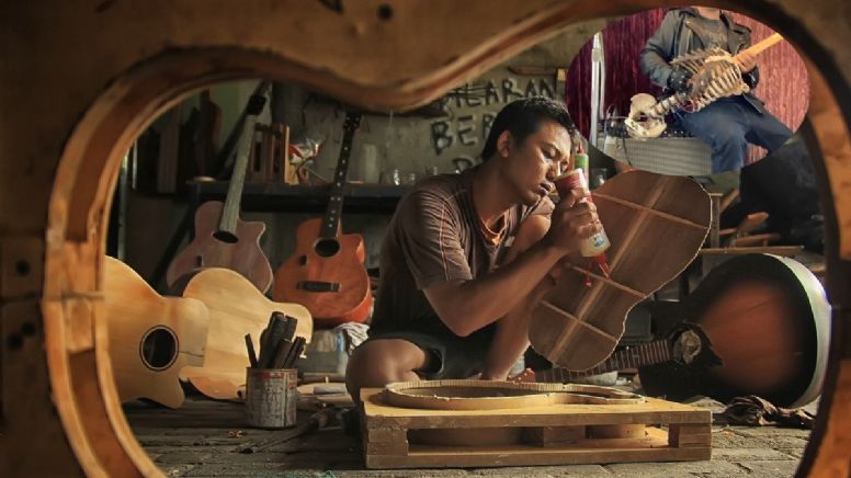 Skelecaster: Hombre crea guitarra con el ESQUELETO de su tío (VIDEO)