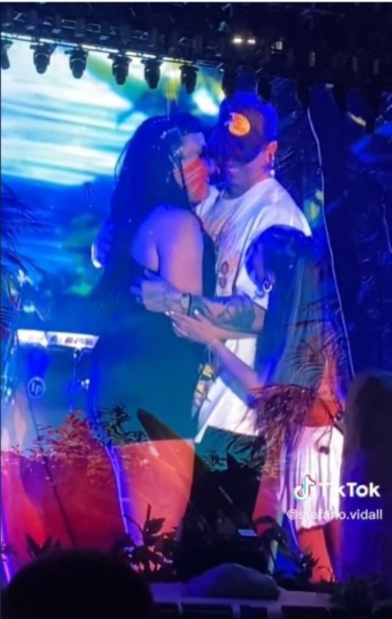 Así fue como le pidieron matrimonio a una de las bailarinas de Bad Bunny en su concierto