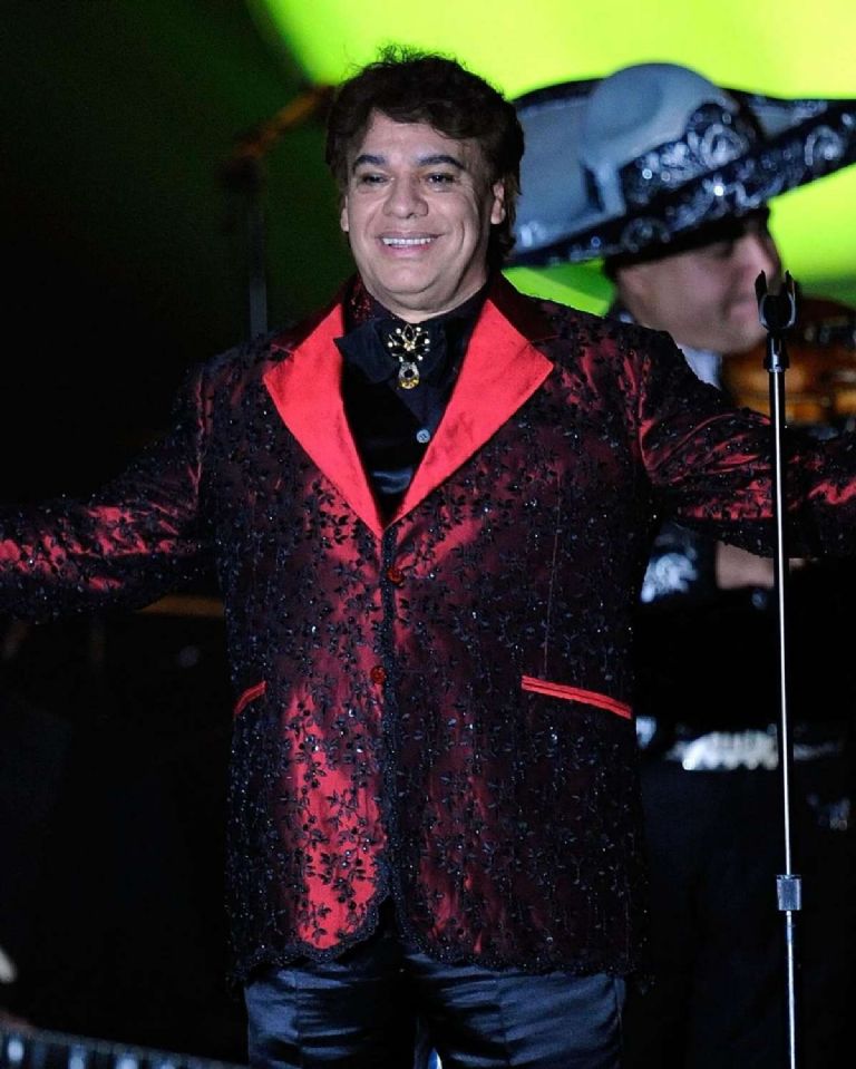 Abrázame Muy Fuerte es la canción de Juan Gabriel con una triste historia