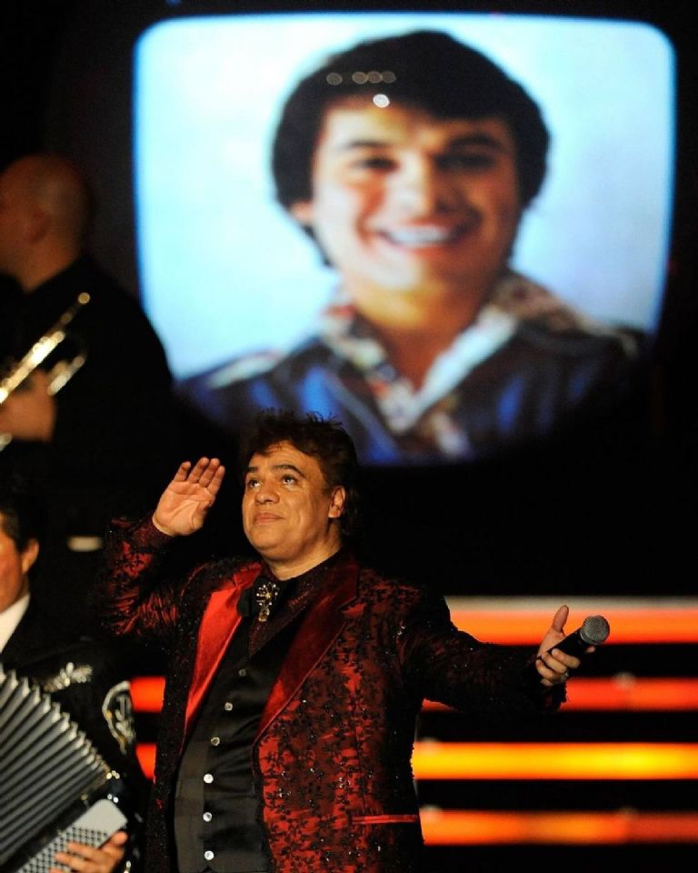 Juan Gabriel tiene canciones con una historia triste como Abrázame Muy Fuerte